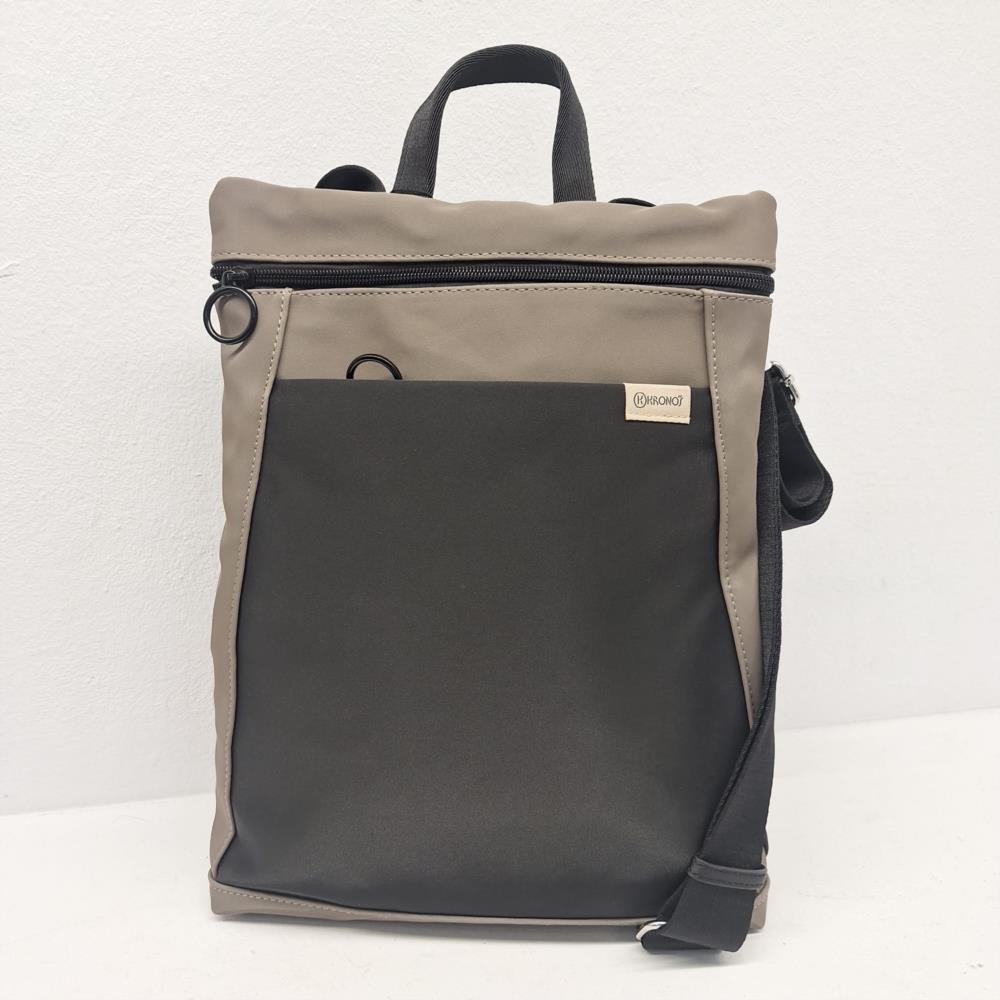 Bolso mochila cuatricolor estampado reversible marrón y negro trasera