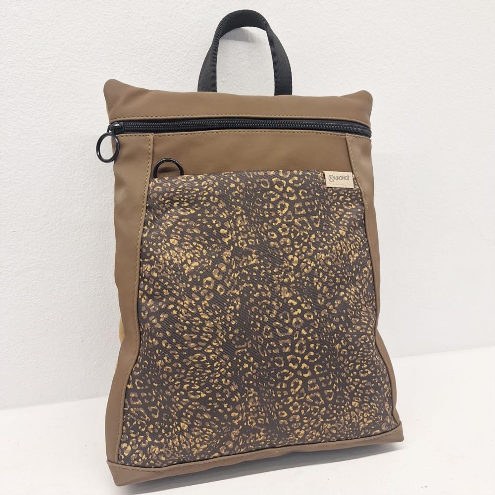 Bolso mochila cuatricolor estampado reversible marrón y arena