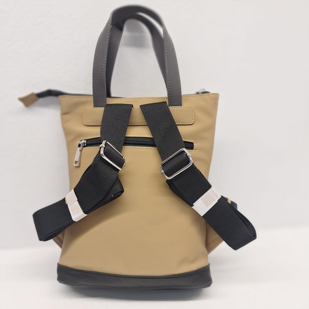 Bolso mochila tricolor estampado pequeña marrón otra cara