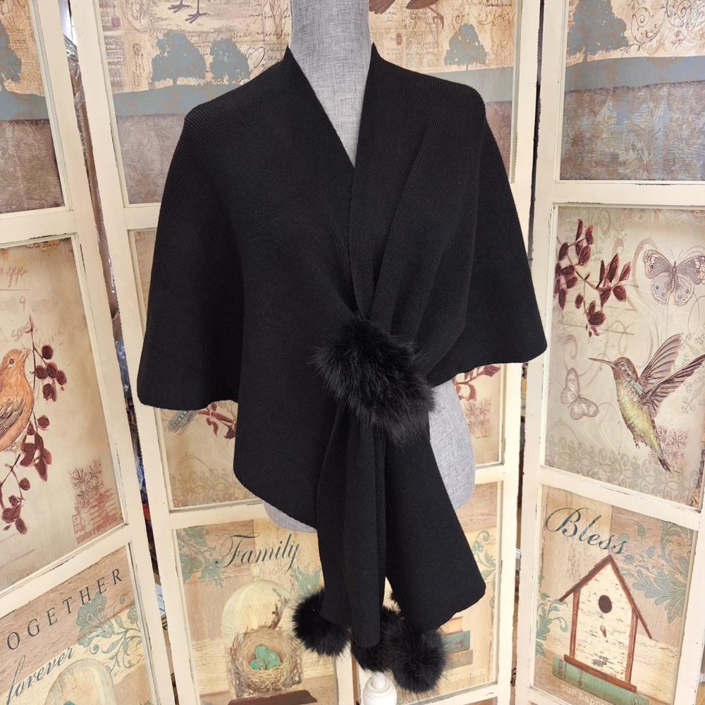 Poncho con pasador y bolas pelo Lemaille Negro