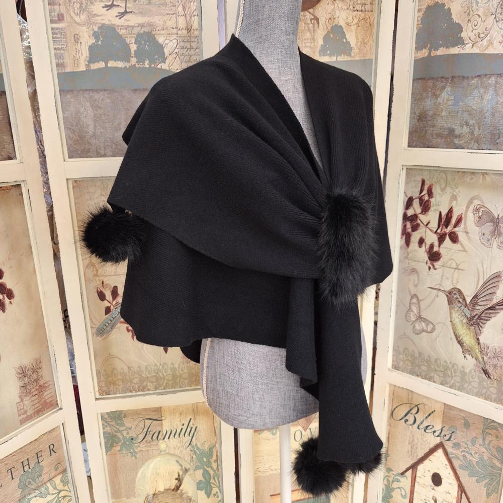 Poncho con pasador y bolas pelo Lemaille Negro lateral