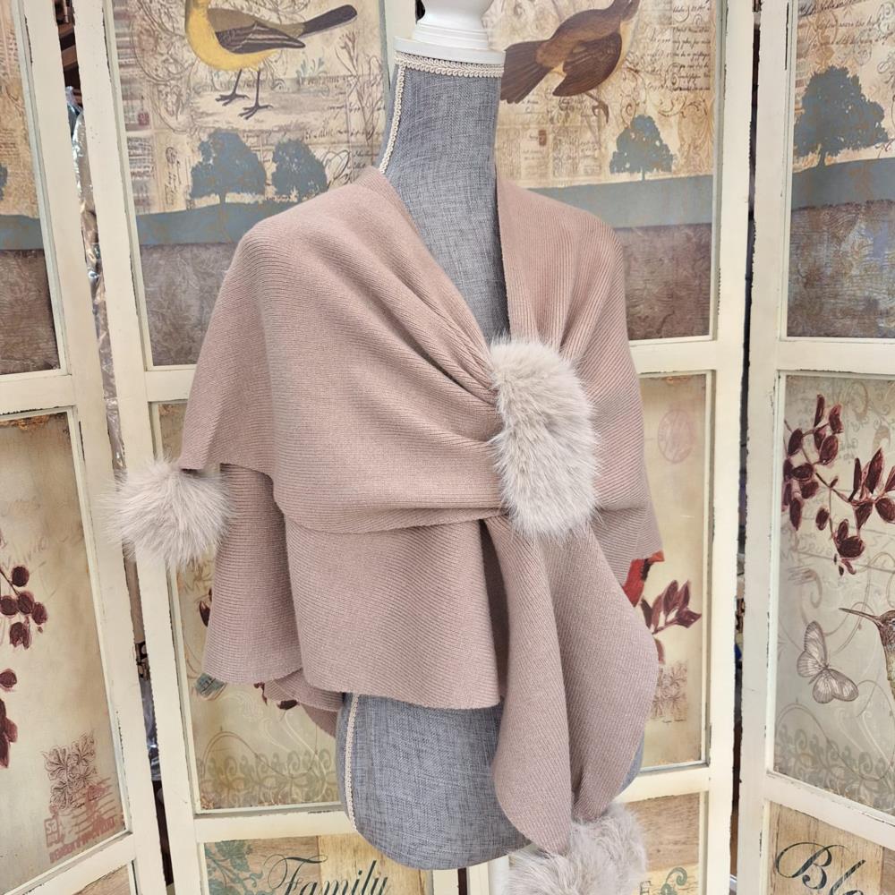 Poncho con pasador y bolas pelo Lemaille taupe lateral