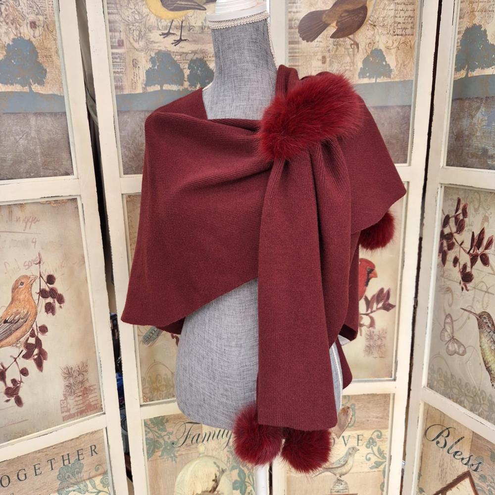 Poncho con pasador y bolas pelo Lemaille granate al hombro
