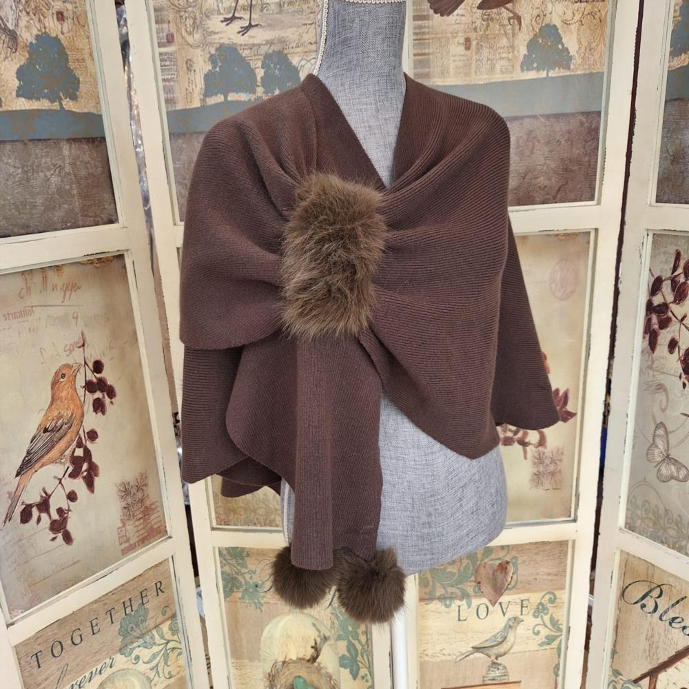 Poncho con pasador y bolas pelo Lemaille marrón