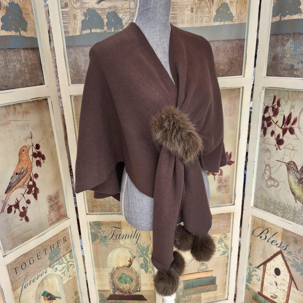Poncho con pasador y bolas pelo Lemaille marrón lateral