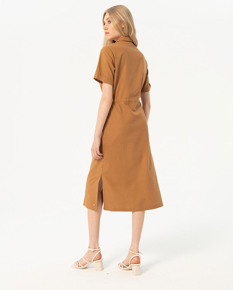 Vestido camisero con jareta lino Surkana Naki camel trasera