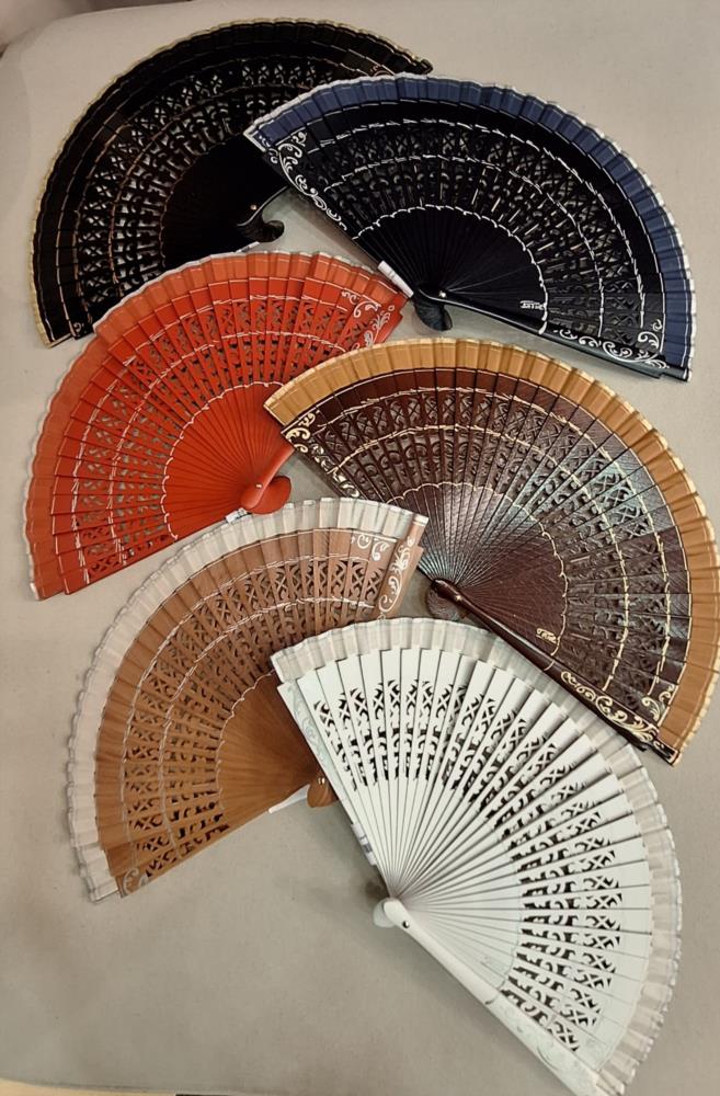 Abanico sapeli 19cm liso con calado Raser colores